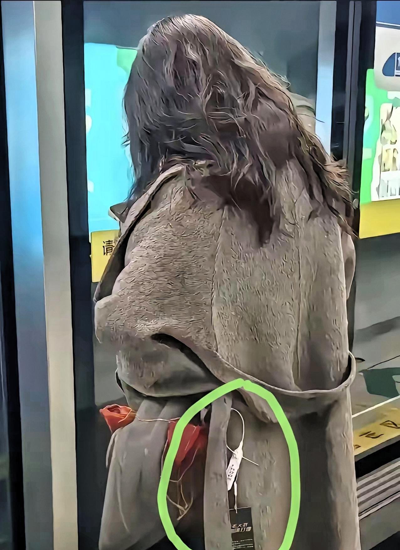 今天在等地铁时，看到的一幕让我哭笑不得，这样就出门了，这个女人的心也太大了吧？[