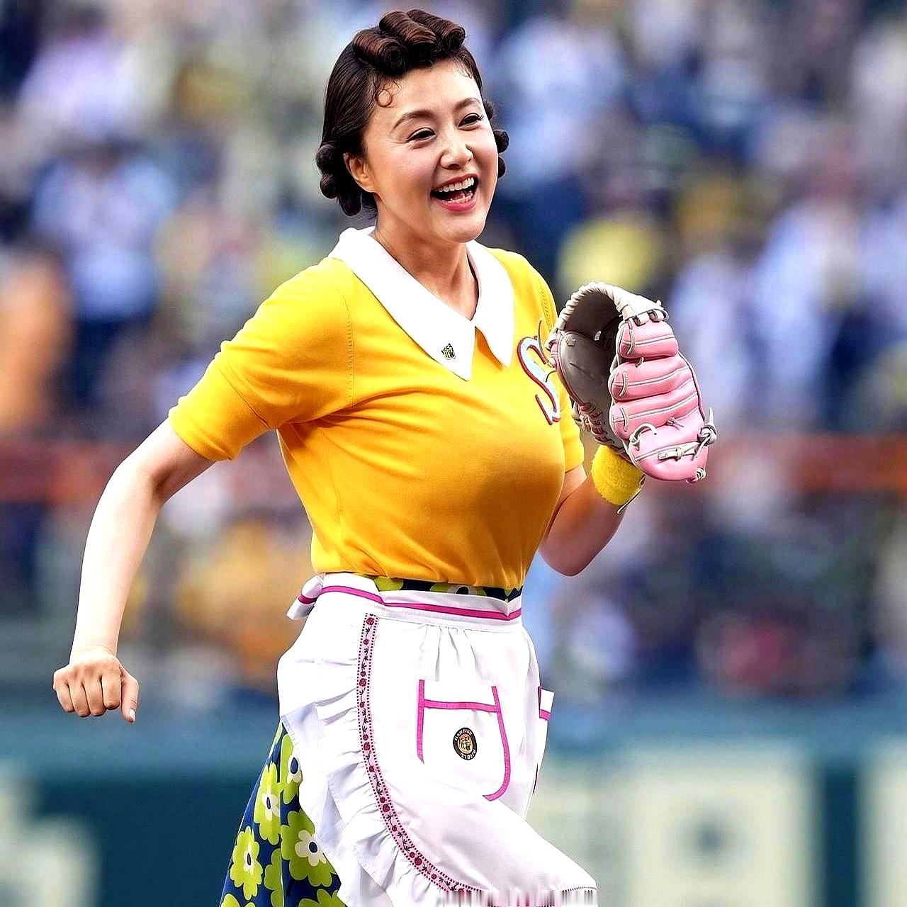 当年郭富城砸六千万买私人飞机都没追到的日本顶级女神，如今55岁露个面，竟被全网调侃撞脸“谢大脚”二十
