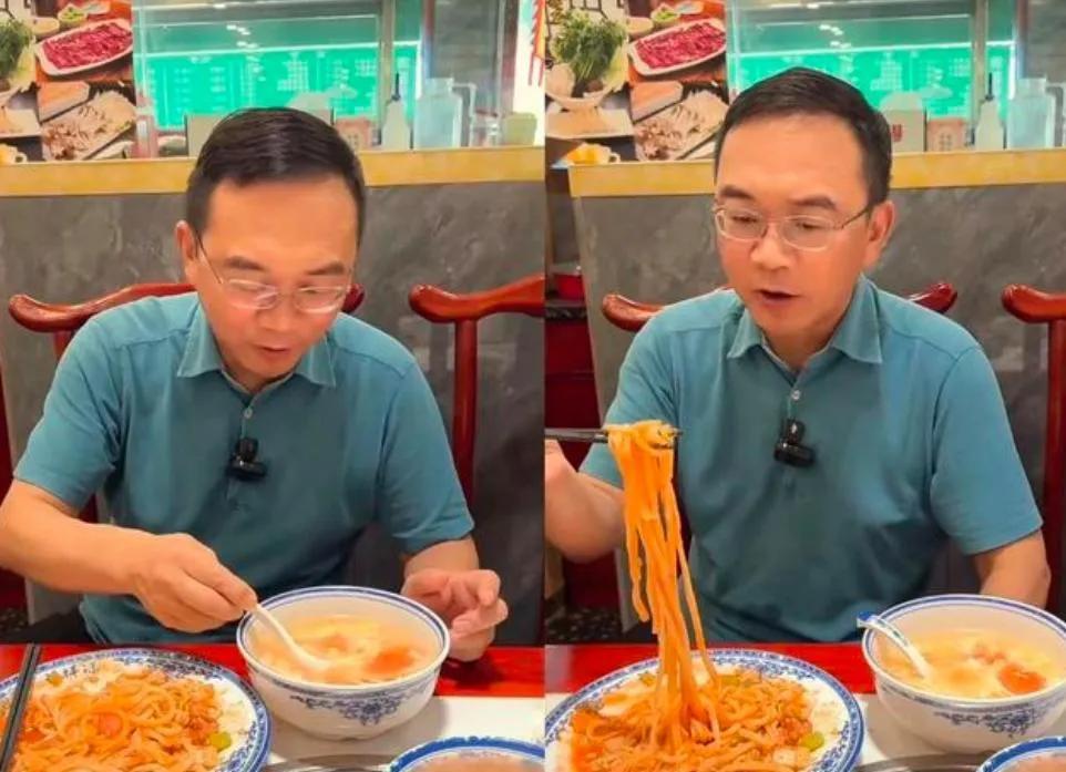 54岁的郎永淳离开央视已10年，看上去发福不少，法际线也后移，在小店与农民工吃面