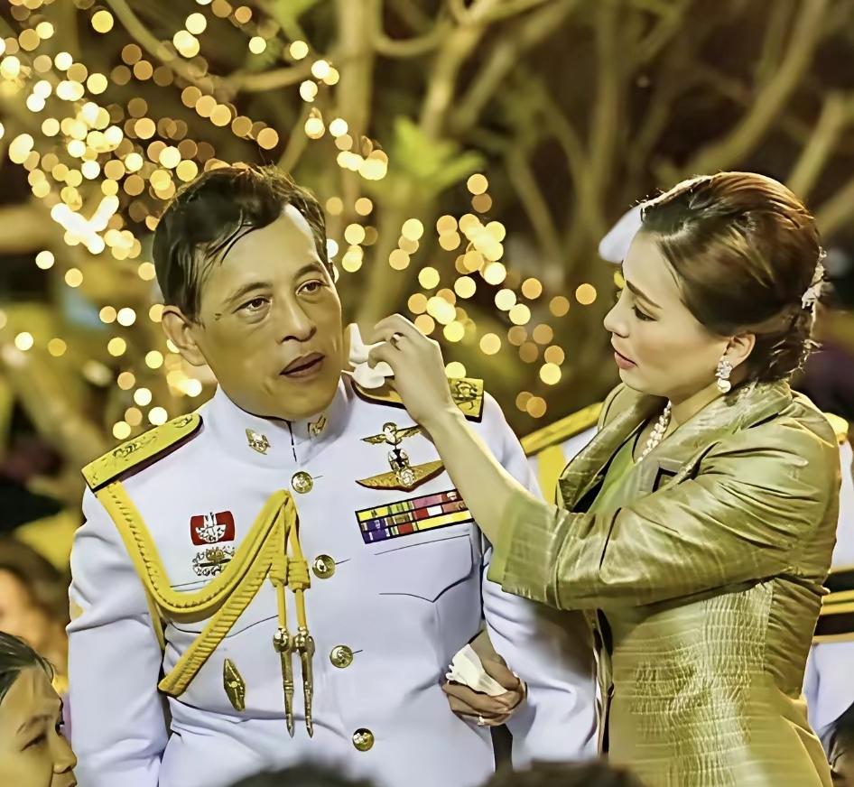 ​泰国王后苏提达的美貌、智慧决定了她的政治地位。这时候看到的泰王玛哈每一次出行都
