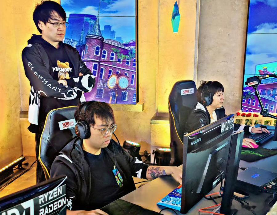 皮鞋：还在小象被喷不敢还嘴，小象那个队为什么特么后面那么崩，就是因为兄弟们你不愿
