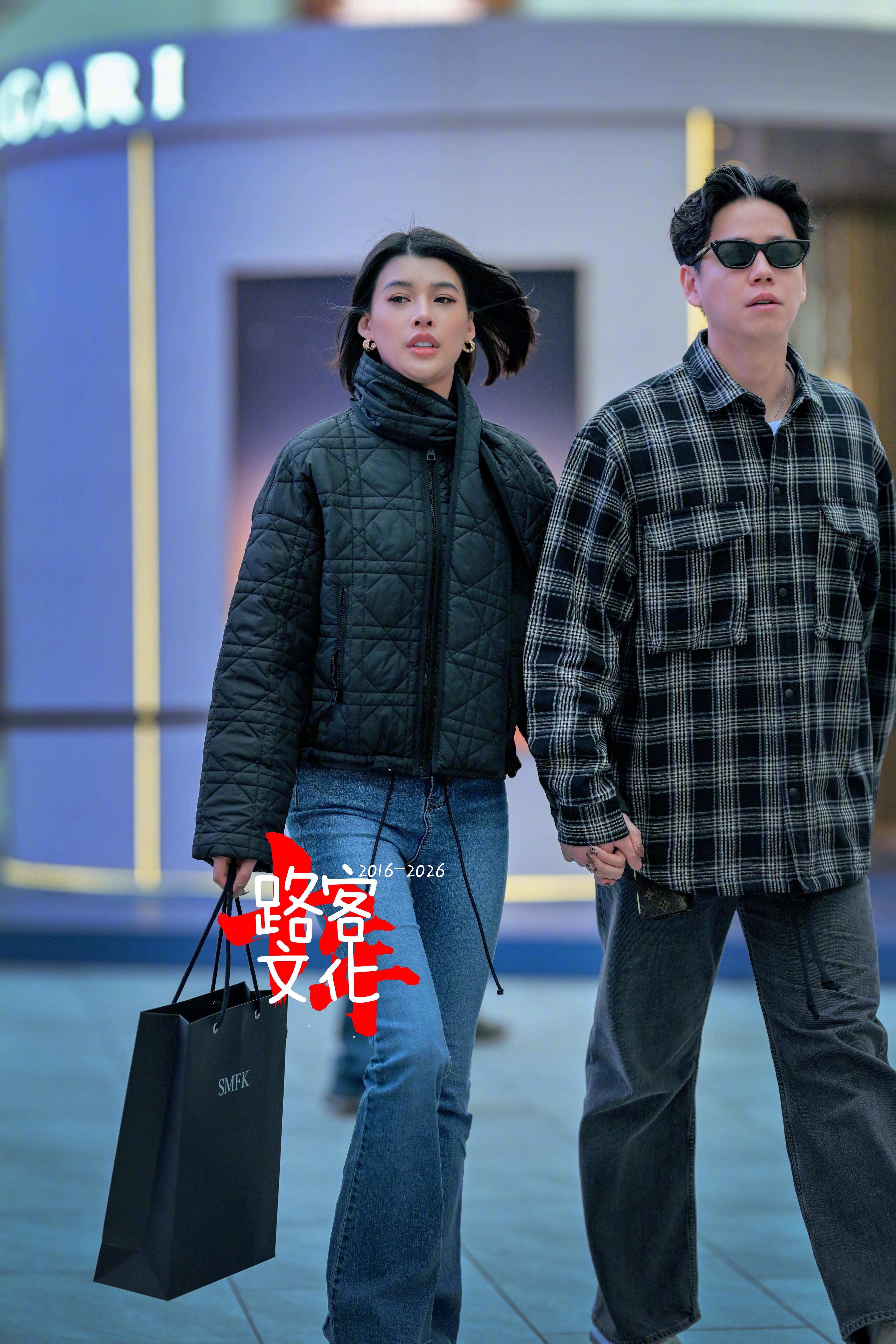 我就问问右边男生是不是李圣杰唱痴心绝对的！