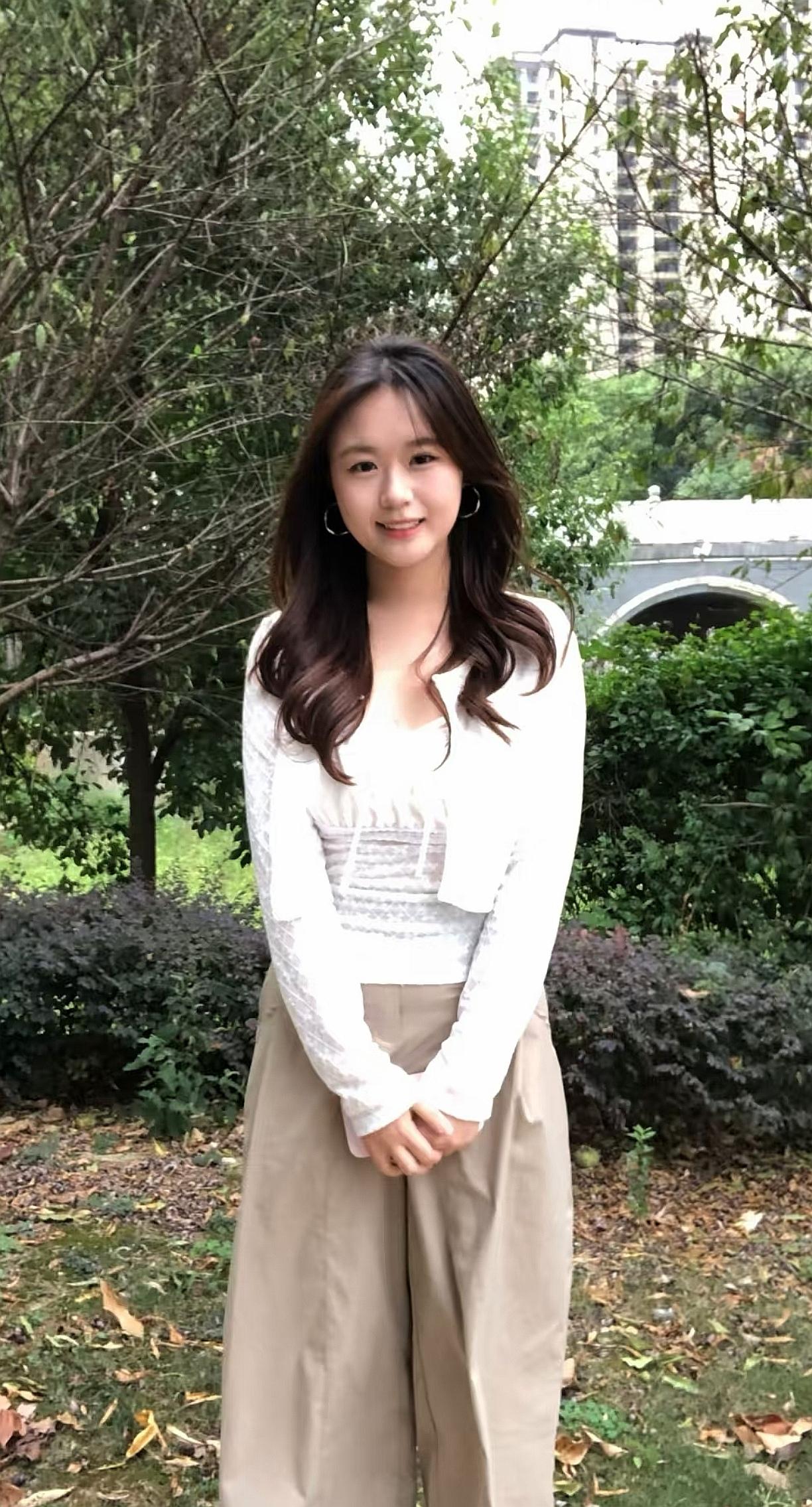 清纯可爱的小女孩。