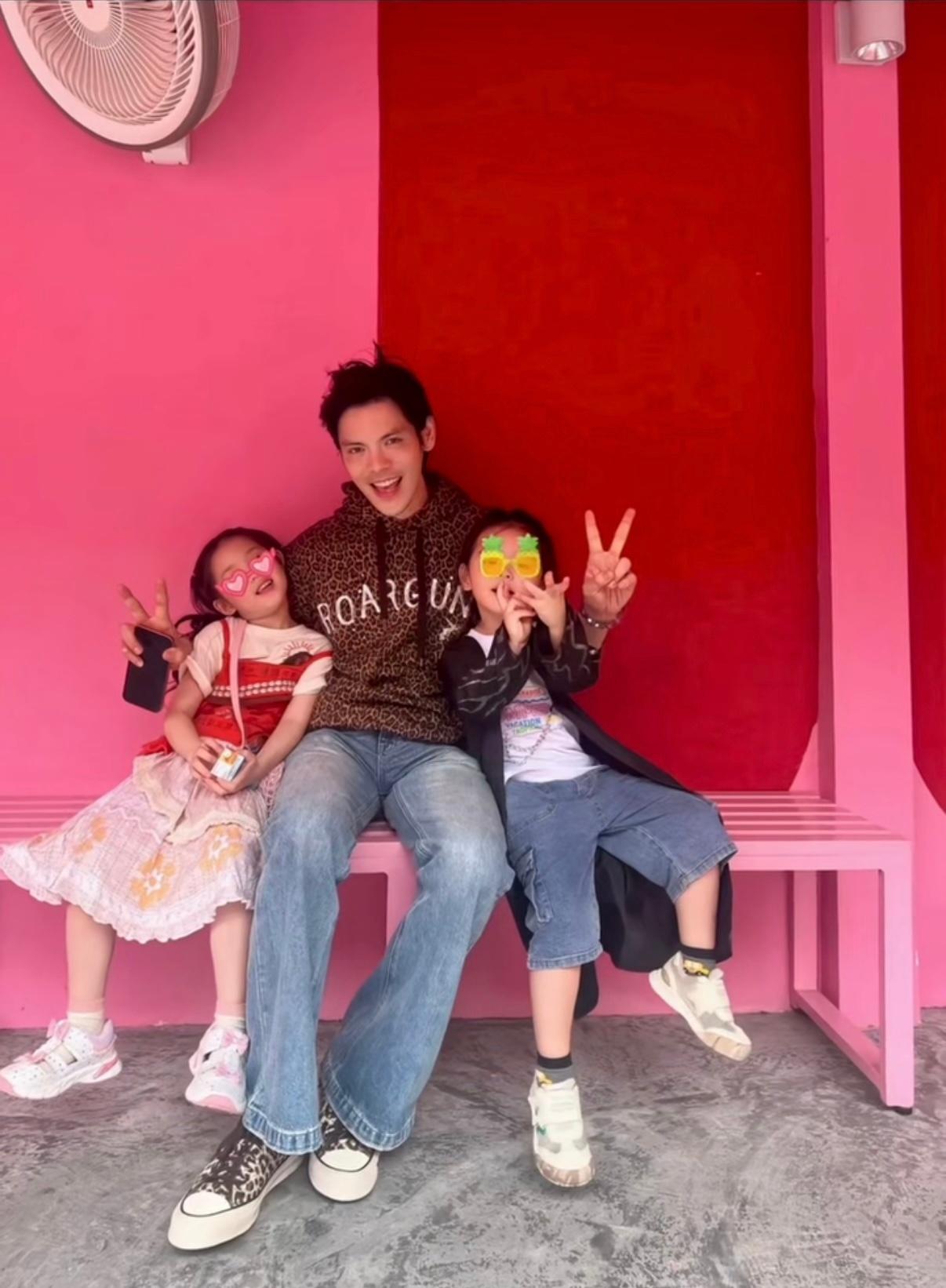 向佐郭碧婷第七个情人节，快乐快乐💌两口之家变成儿女双全，团团圆圆，@向佐Ja