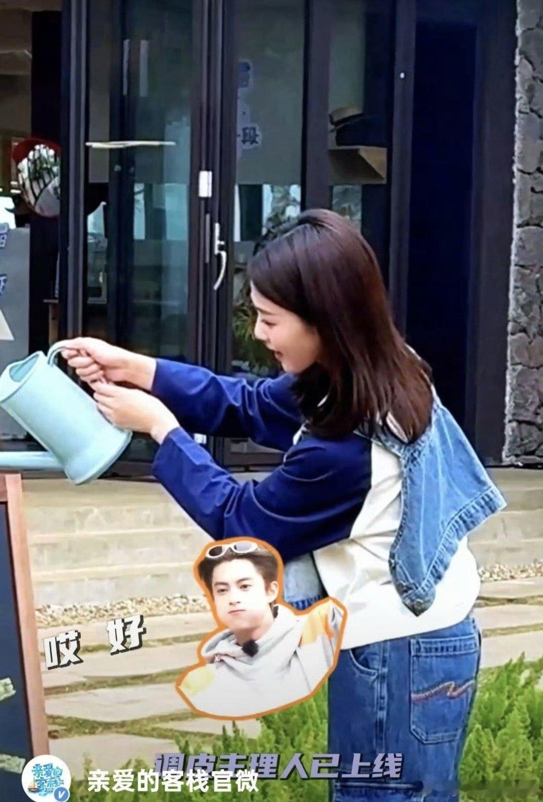 王鹤棣乱入白鹿拍摄现场亲爱的客栈自带喜感的同框！王鹤棣一出现，白鹿单人海报秒变双