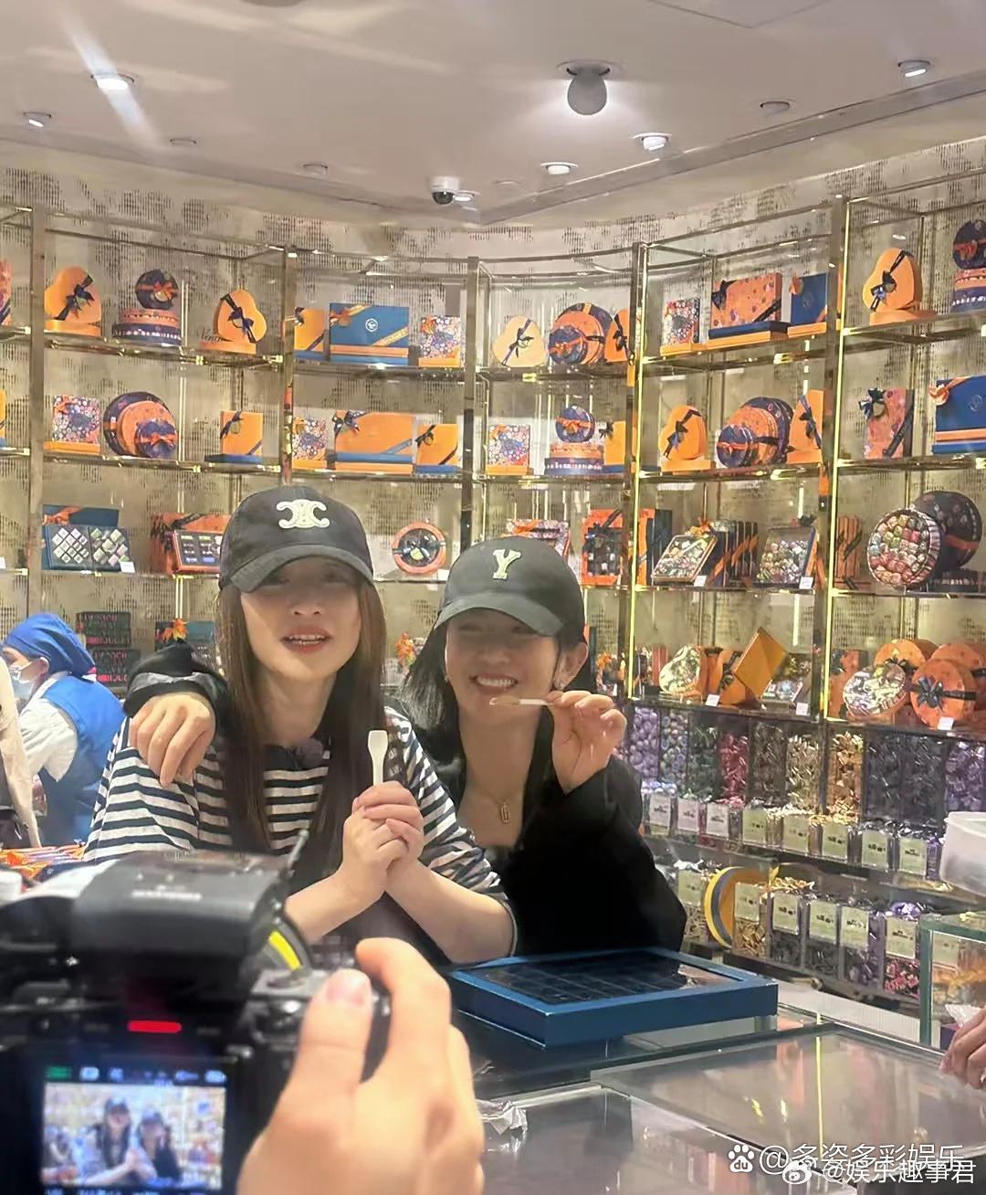 谢娜和李小冉在一起逛街，两个人长得挺像的，不知道的还以为两人是亲姐妹！​​​
