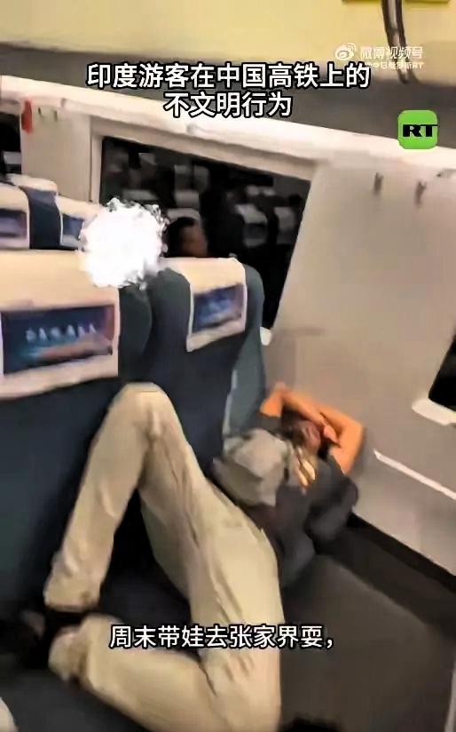 “滚回自己的国家去！”近日，在四川成都，一名男子刚登上高铁，便闻到一股刺鼻的脚