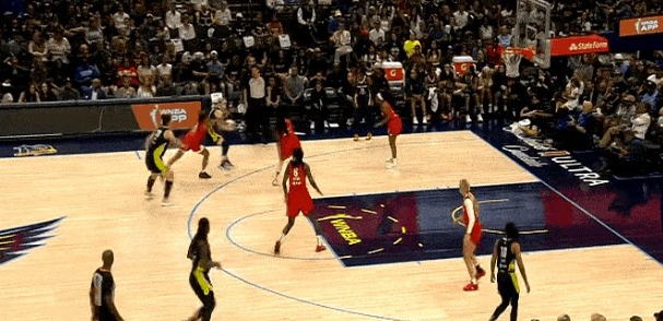 WNBA赛场传来中国球员的好消息！在结束的狂热队对阵飞翼队的第二节比赛中，咱