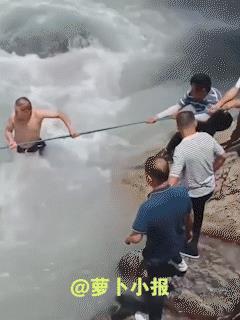 自驾旅游，一定要小心啊！7月31日，四川天全，汽车坠河，水流湍急，七八名热心大