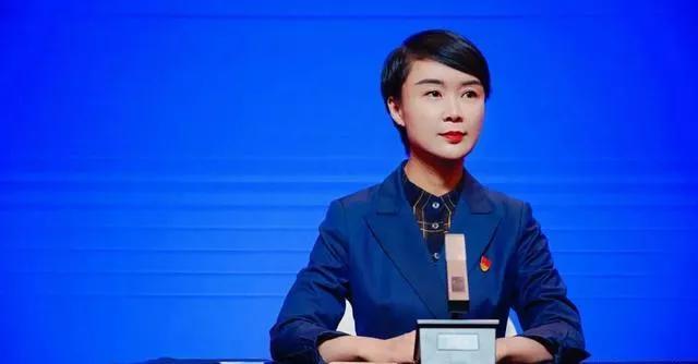 昭苏的风，今天吹得很轻贺娇龙回来了。不是骑着她那匹踏雪乌骓，也不是举着