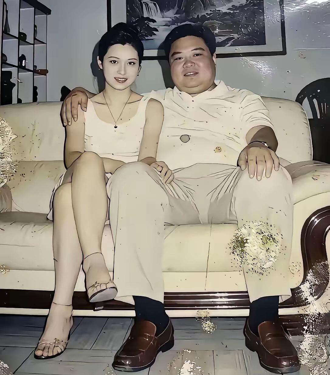 翻到20年前姑姑的照片，始终不明白姑姑是怎么看上姑父的