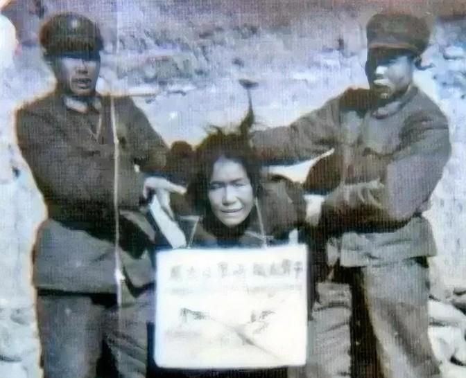 1970年的一天，北方某地街头突然传来了撕心裂肺的叫喊声，只见一个披头散发的中年