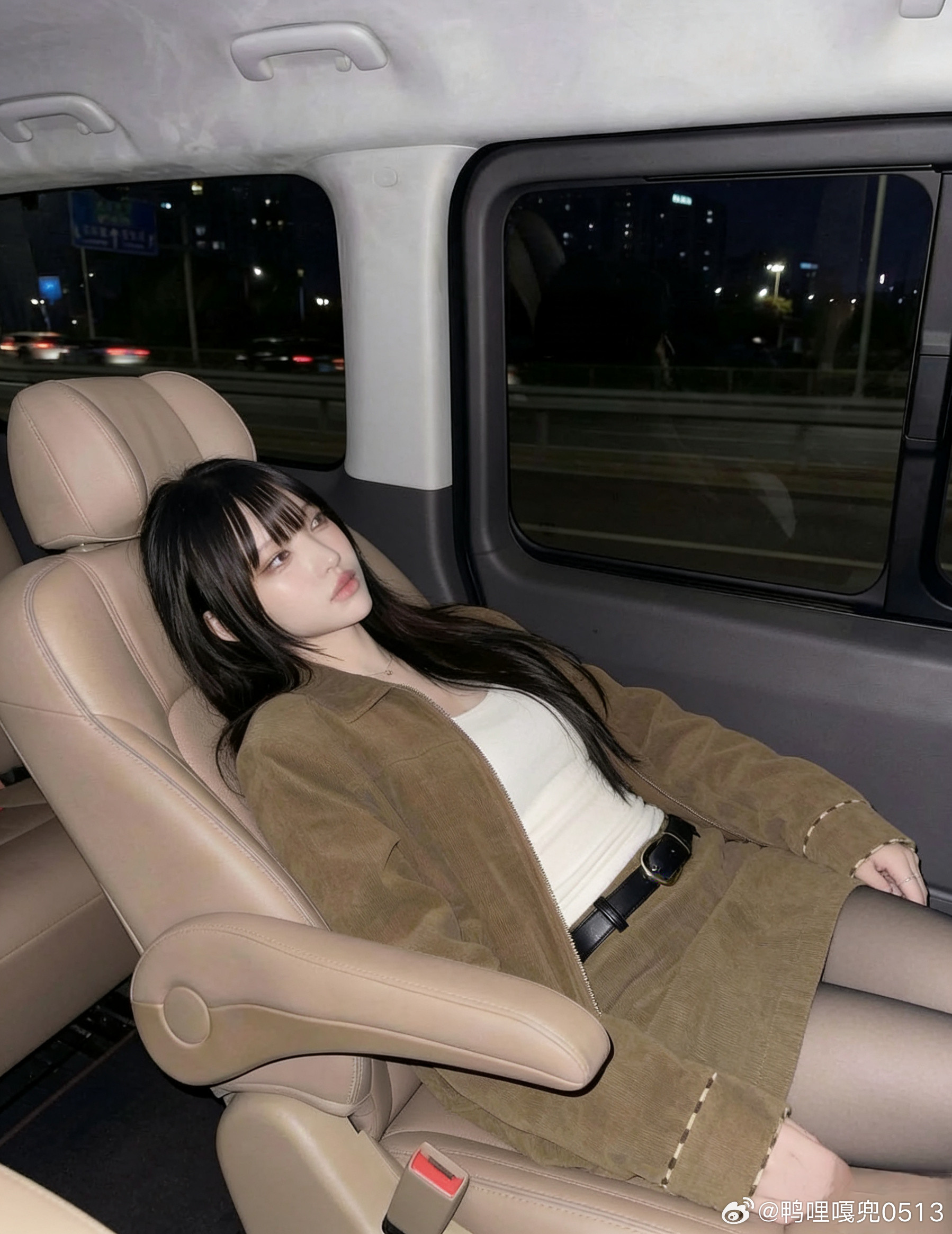 美女热门美女日常分享棕色外套搭配黑色内衬和黑丝袜很好看