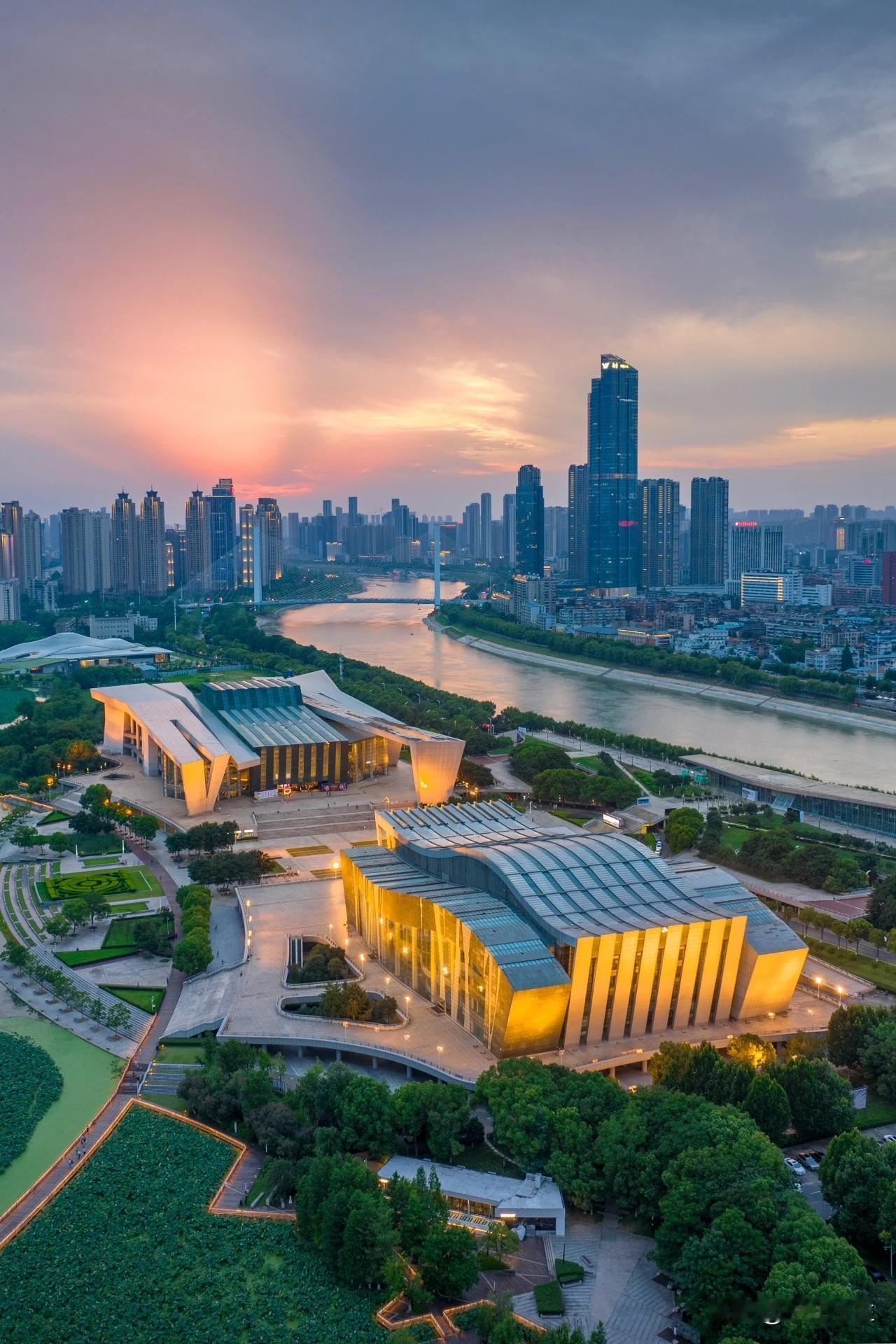 想去武汉过元旦了，最近关注了武汉文旅，看到了很多新鲜玩意，真的让人振奋。跨年就去