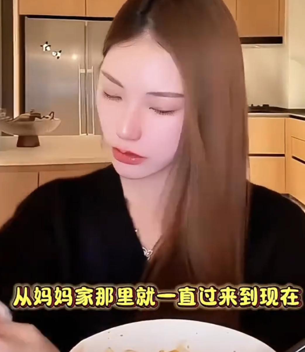 汪小菲和马筱梅还是有情有义的。马筱梅直播时表示她看到网上有评论照顾小霖霖的男保姆