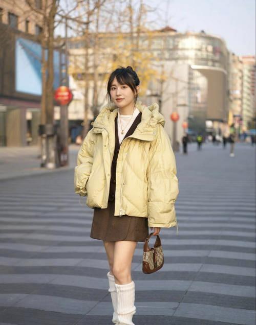 零下3度北京街景：羽绒服配短裤，这届年轻人把“保暖”玩明白了零下三度的