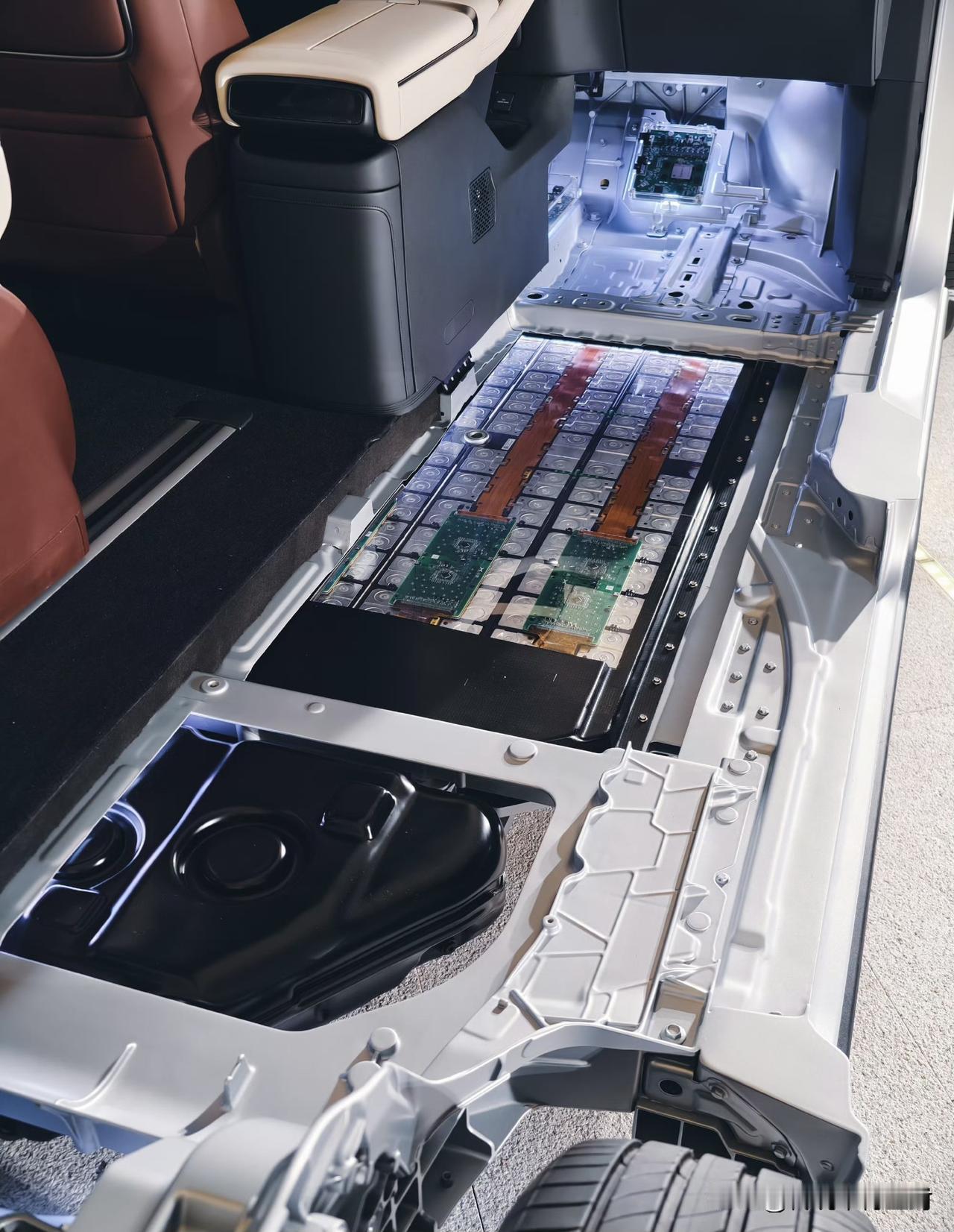 增程版小鹏X9的上市时机有点微妙。个人以往一直觉着，100+度的大电池三元锂会