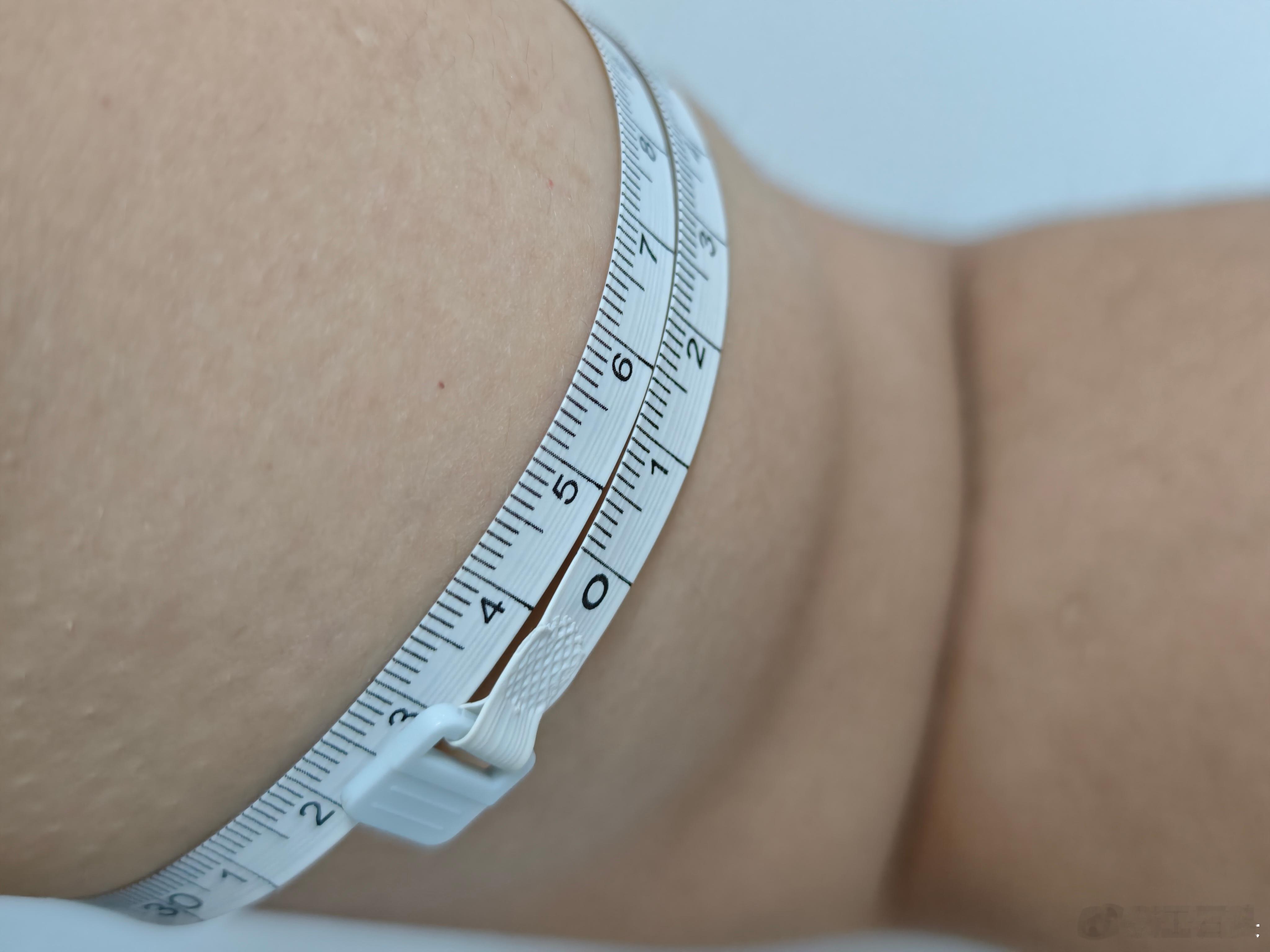 搞不明白，我又不打球，怎么左手屈臂才34.5cm，右手接近36cm，有这么大的差