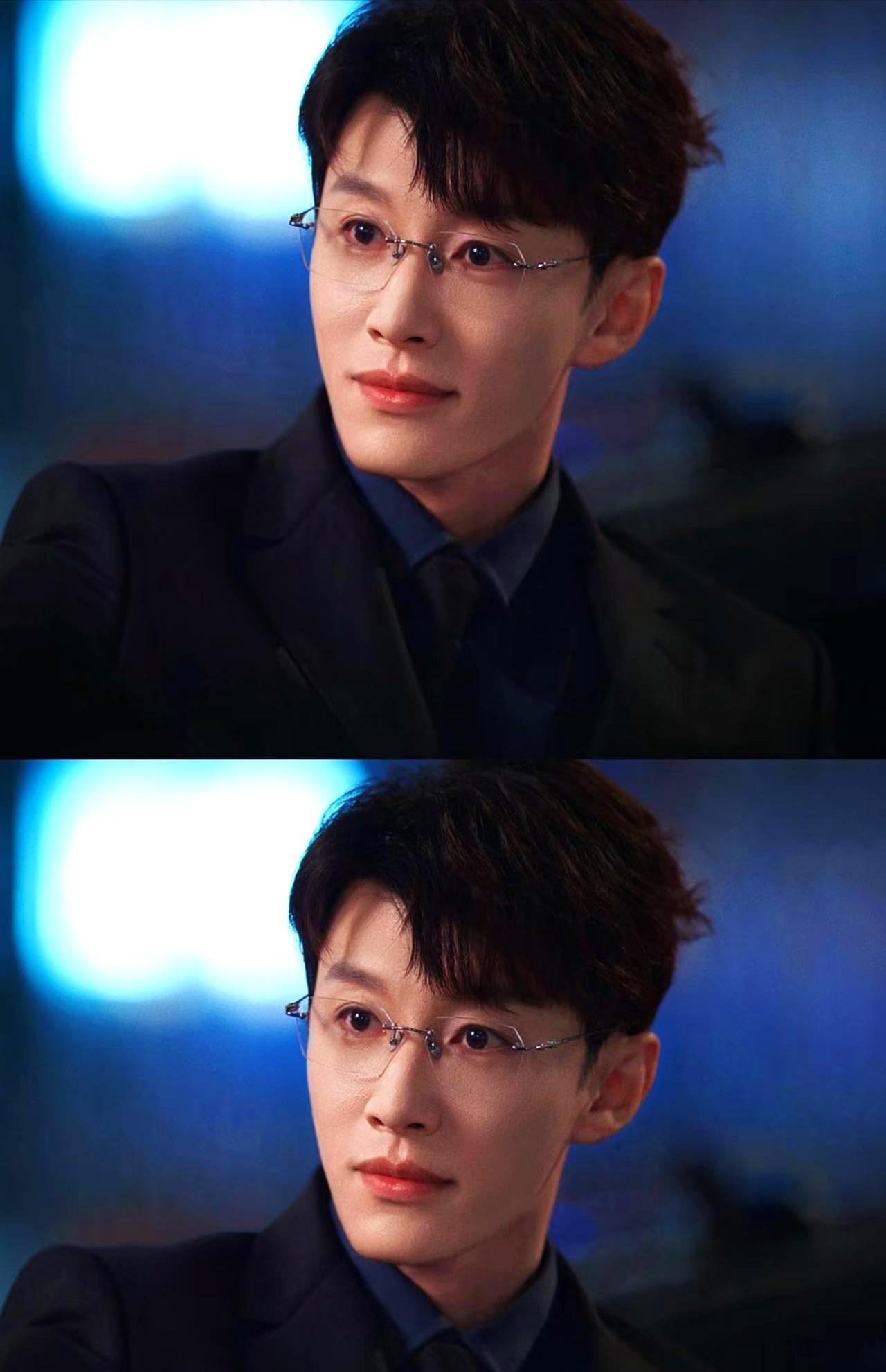 15年不火，30秒封神！电梯门合上的瞬间，他一句话没说，推眼镜、偷瞥、喉结