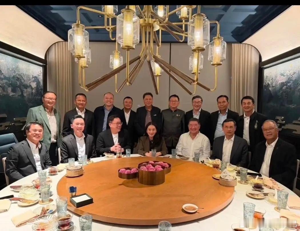 佩通坦好厉害，确实是女性中的强人！4月21日，她参加了为泰党的活动。元老级别的普