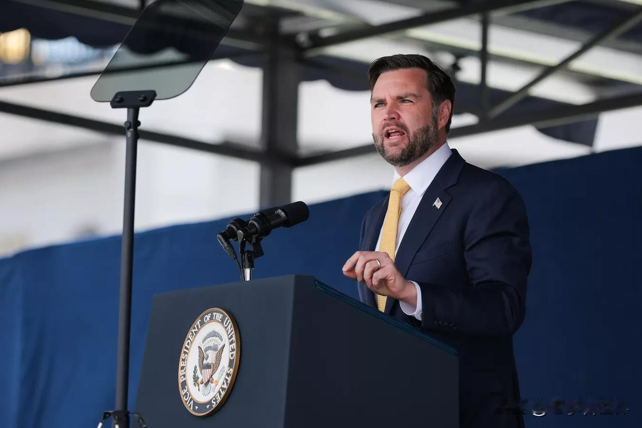 【万斯为白宫幕僚长辩护：从未见过她对特朗普不忠】华盛顿时间2025年12月16