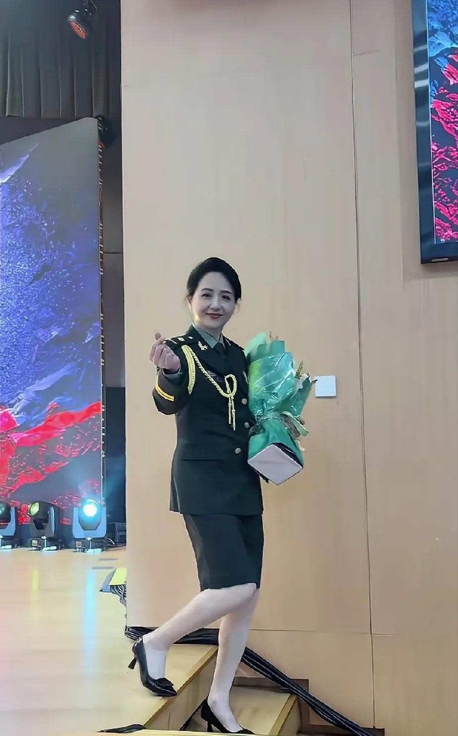 陶慧敏真是宝藏女演员！之前看到1996年她穿军装在南京军区话剧团大门口的青涩合影
