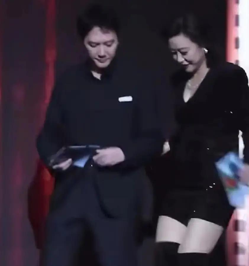 冯绍峰那场话剧，根本不是演给观众看的。你猜她坐哪儿？第一排正中间。赵丽颖的