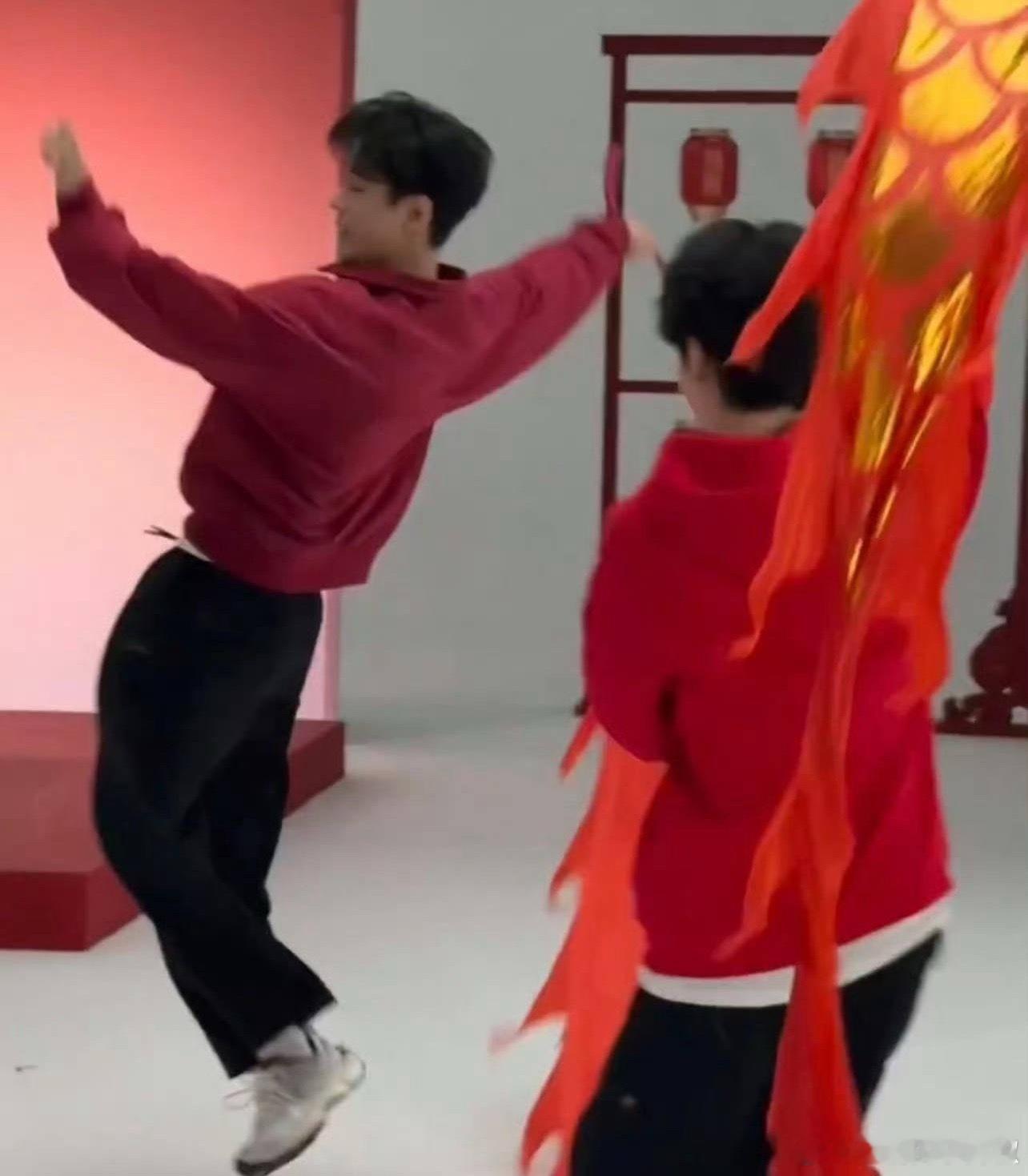 肖战这身段好矫健，少年好腰～