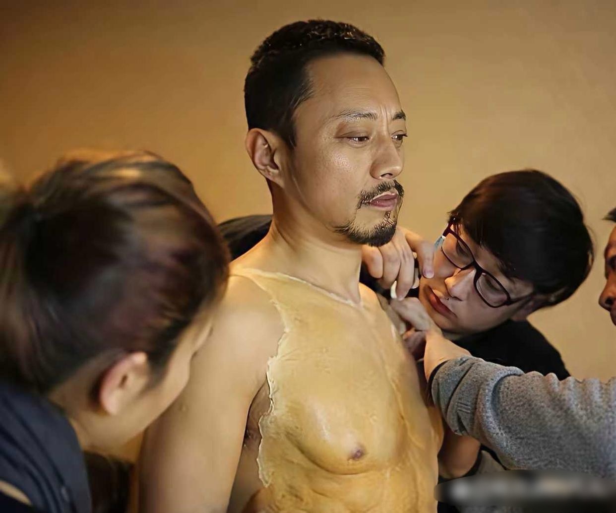 张涵予曾经真是对自己太不自信，为了拍戏戴假胸肌，腹肌。那时候真的以假乱真，因为张