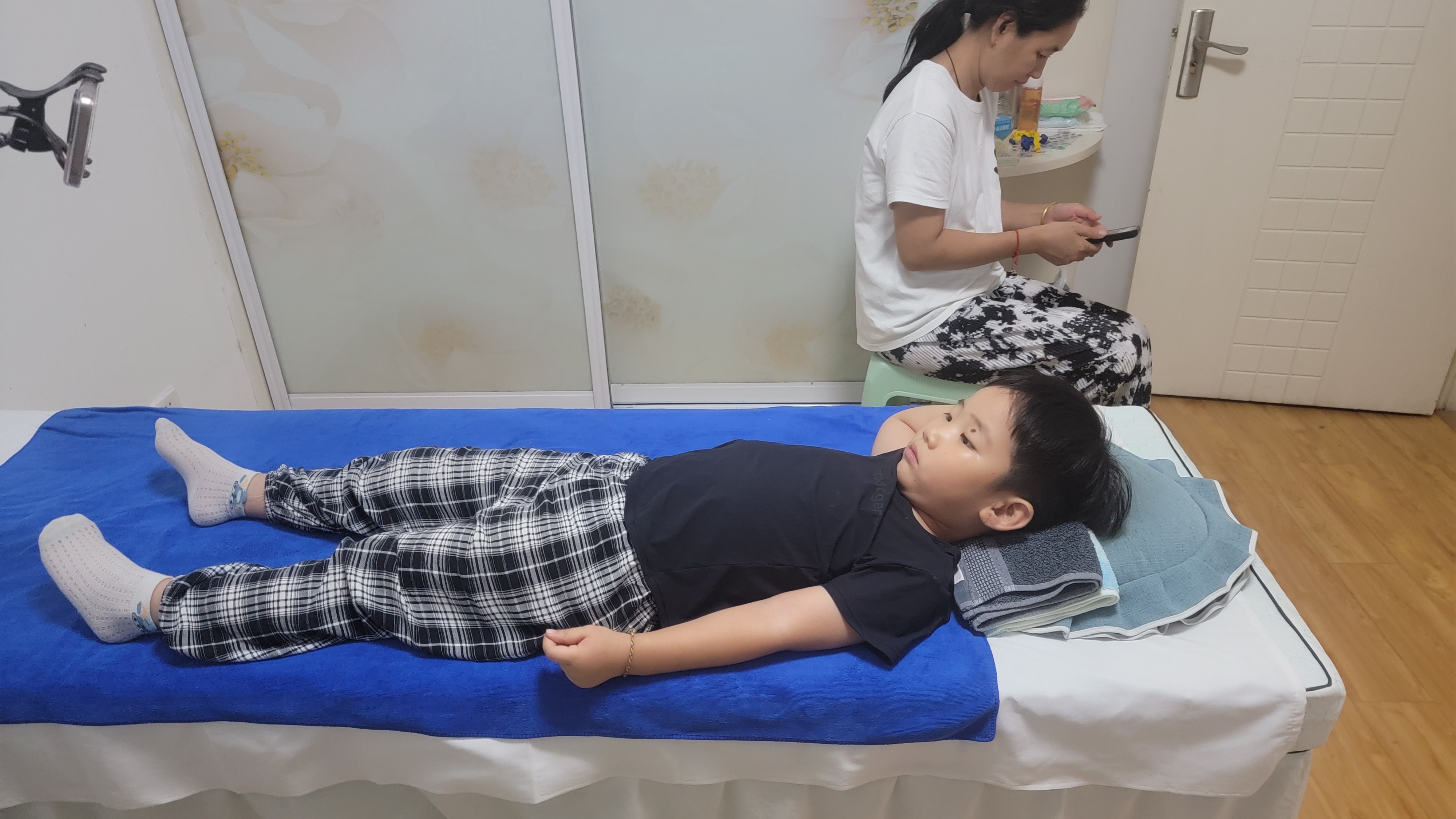 从中医理论来看，你提到的这个用法确实有一定道理，干姜与厚朴的搭配及米汤送服的方式