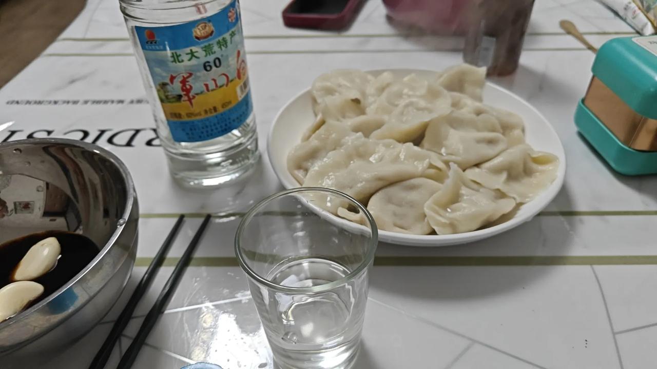 我平生很少喝白酒，就吃饺子的时候整口白酒。​这个军川白，是兄弟辉明2017年开