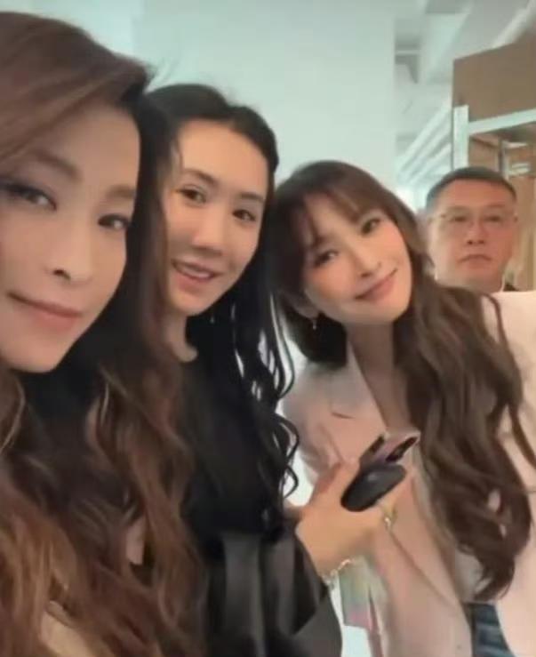 吴佩慈和朋友一起现身香港的艺术展，看来老公和婆婆的事没有影响到她，吴佩慈在香港的