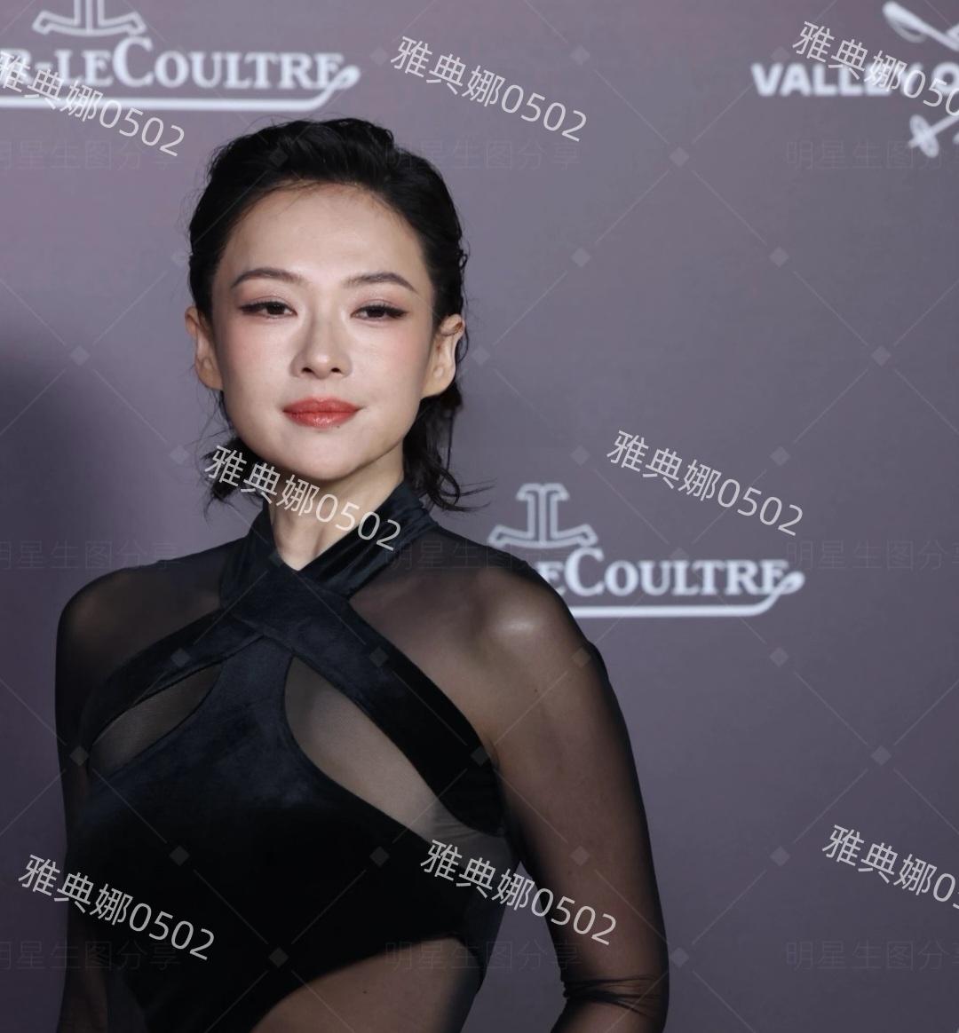 章子怡怎么变样了？她眼睛变小脸变宽竟然撞脸倪萍！章子怡今日现身上海张园出席积家