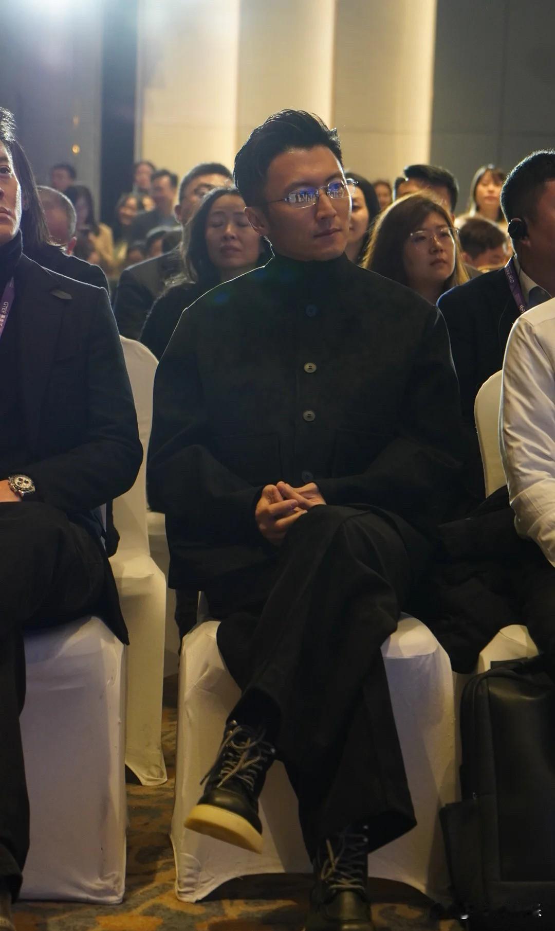 谢霆锋不会对嫣然天使袖手旁观！[赞][赞]匿名捐款就是他对嫣然最大的帮助！他和