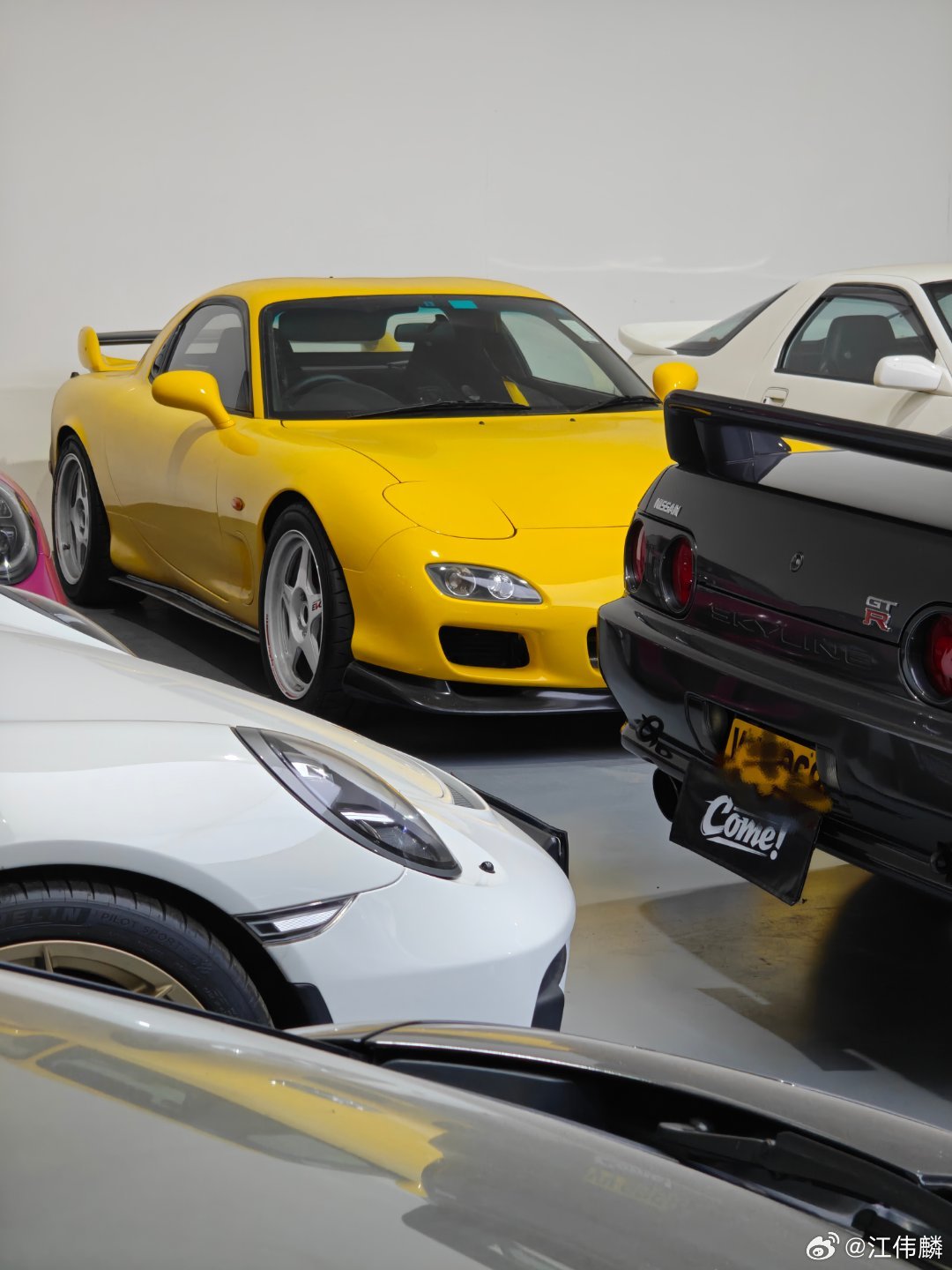 车库的灯，重新弄完以后，应该要好好拍点片子说说我喜欢的车子了。可是一堆车在，he