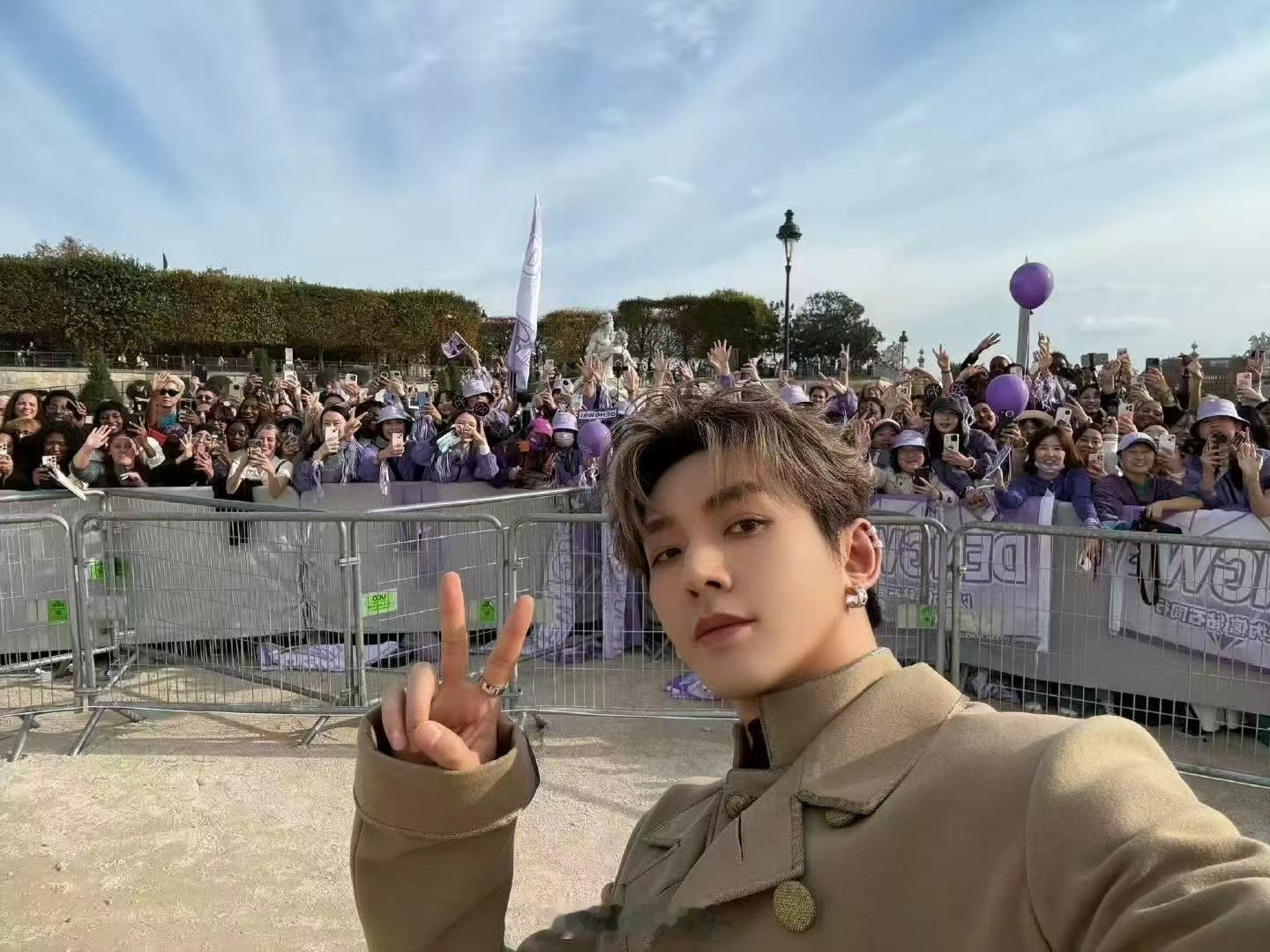 邓为再也不怕气球了曾在采访里坦诚最怕气球的邓为如今再也不怕了，原来被爱意环绕时，