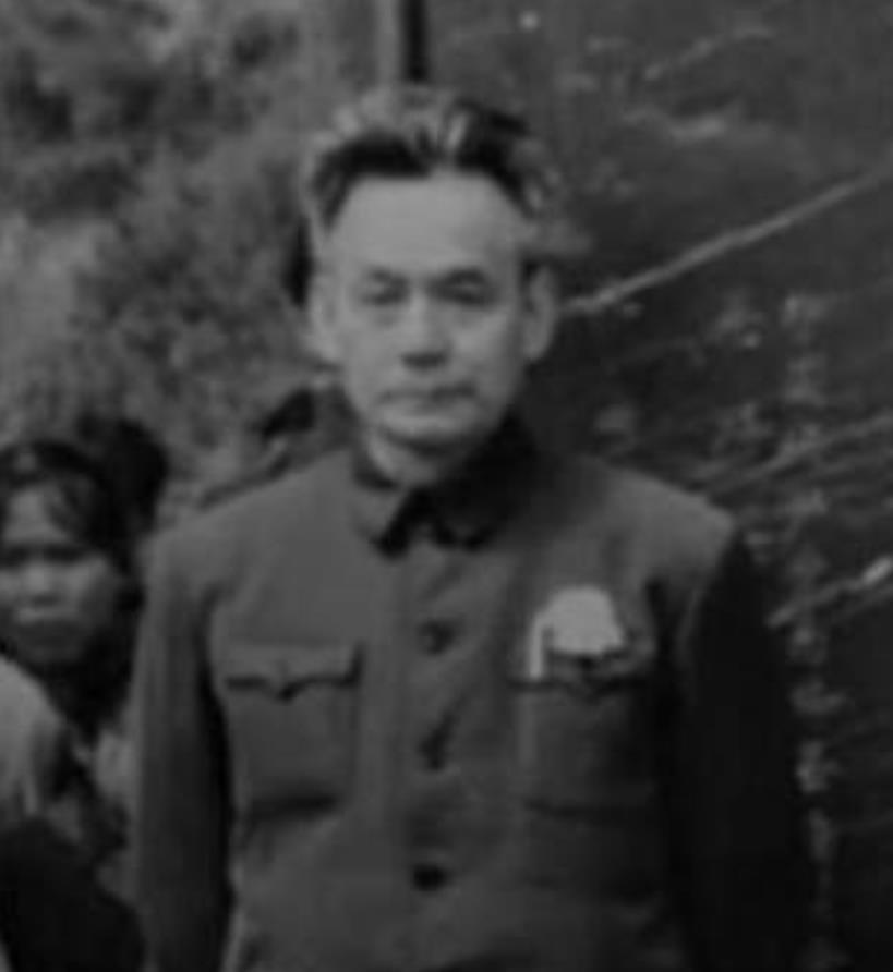 1973年，刚正不阿的雷英夫少将处境不佳，被guanya在北京卫戍区。他一病不