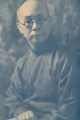 中国最大汉奸是谁？远比汪精卫更加可恨，长期伪装成政府官员，偷偷把最高军事机密交给