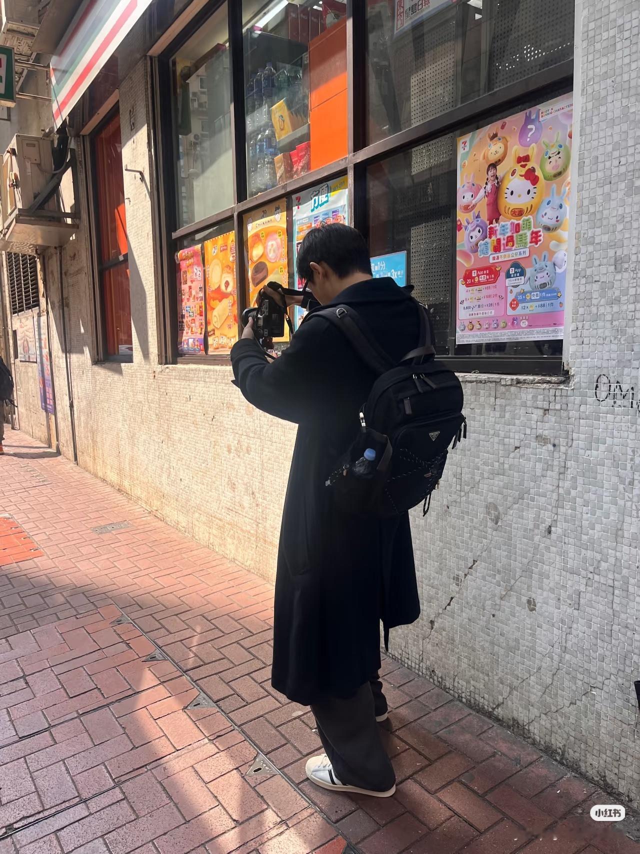 prada代言人李现果然扫街去了