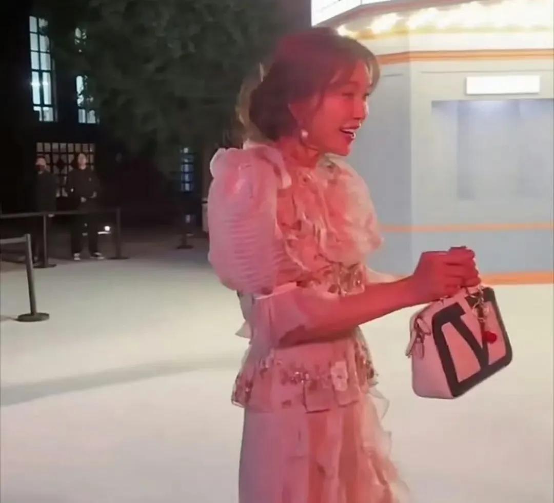一开始看到林志玲这个动作还以为是被抓拍截图，没想到视频里就是这样。走出来都时候