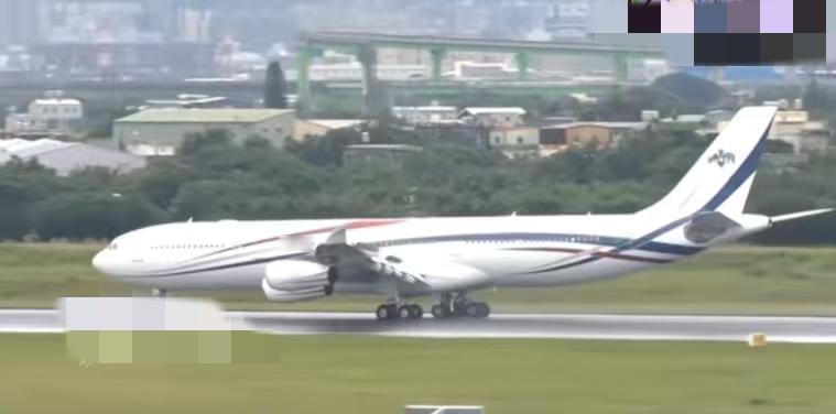 今天上午10点多赖清德飞机降落在台北桃园机场，这次他乘坐的还是斯威士兰国王的专机