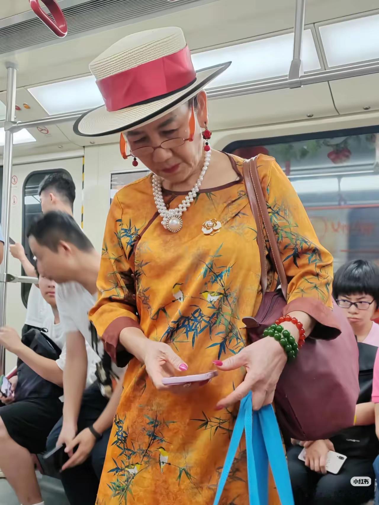 网友称：单看这打扮，就晓得是体制内的。体制内的大妈真就喜欢这般艳丽的装扮吗？的