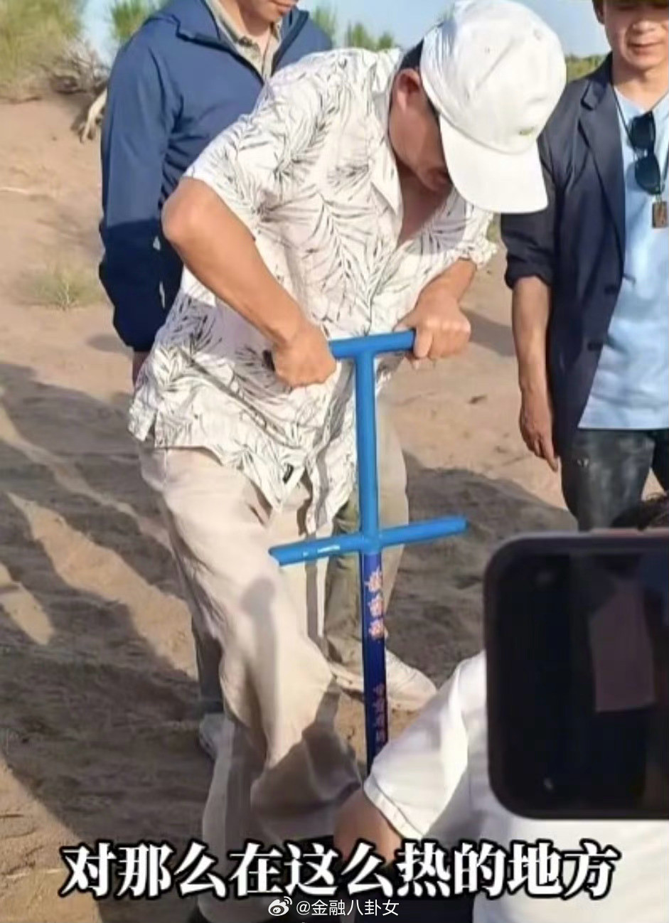 马云手脚并用种梭梭树，弯腰干活，蹲沙地吃西瓜马云现身民勤