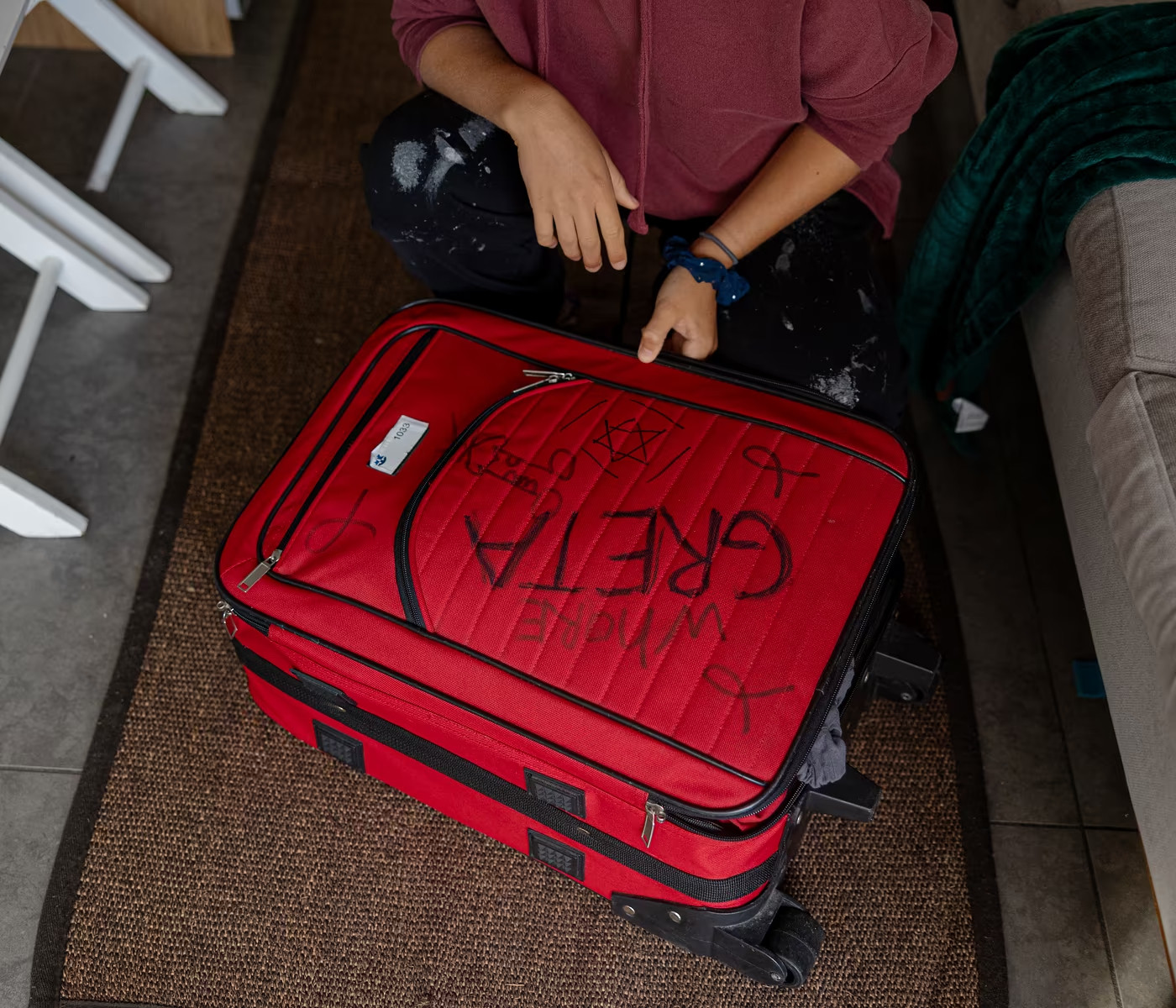 格蕾塔·通贝里本人向媒体描述了她在以色列被囚禁五天期间遭受的严重虐待:通贝里被迫