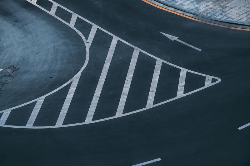 补仓千万别接飞刀！一定要让他走出圆弧底。有网友说，被套的股票为了早日解套，总