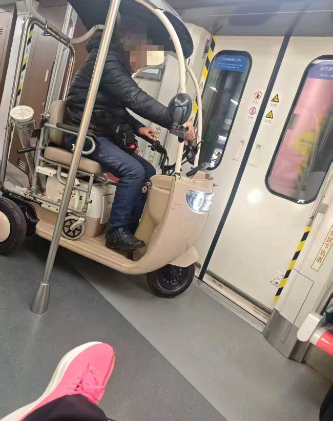 【#老人疑把带棚电动三轮车开进地铁车厢#】#客服回应老人疑把三轮车开进地铁车厢#