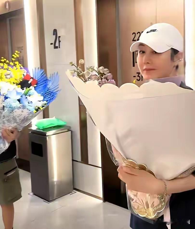 孙楠和妻子潘蔚最新画面曝光。两个人结婚近20年，还是恩恩爱爱。上一次因为一家