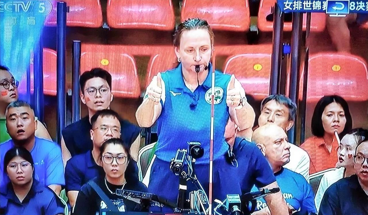 这个裁判很搞笑，技术台的工作人员更搞笑。第四局比赛正常的进行，又正是中国女排追分