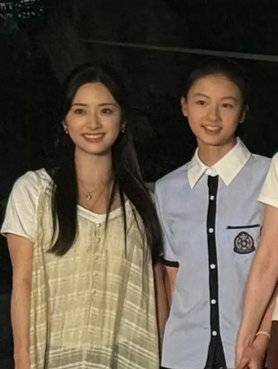 七七是不是发腮了，之前精修还是挺窄的脸型最近路透宽了。