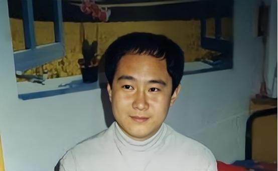 1983年，北京一名18岁少年，因抢了路人1顶帽子被判流氓罪，并处以死缓。他积极